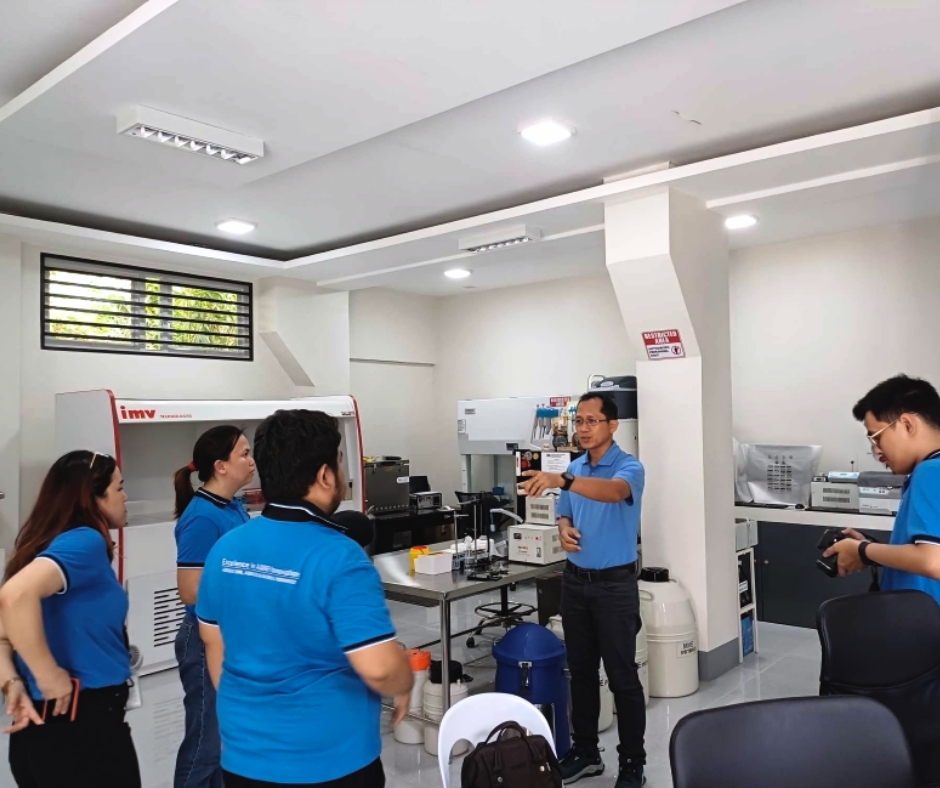 DOST-PCAARRD visits the VSU Boar Semen Laboratory.